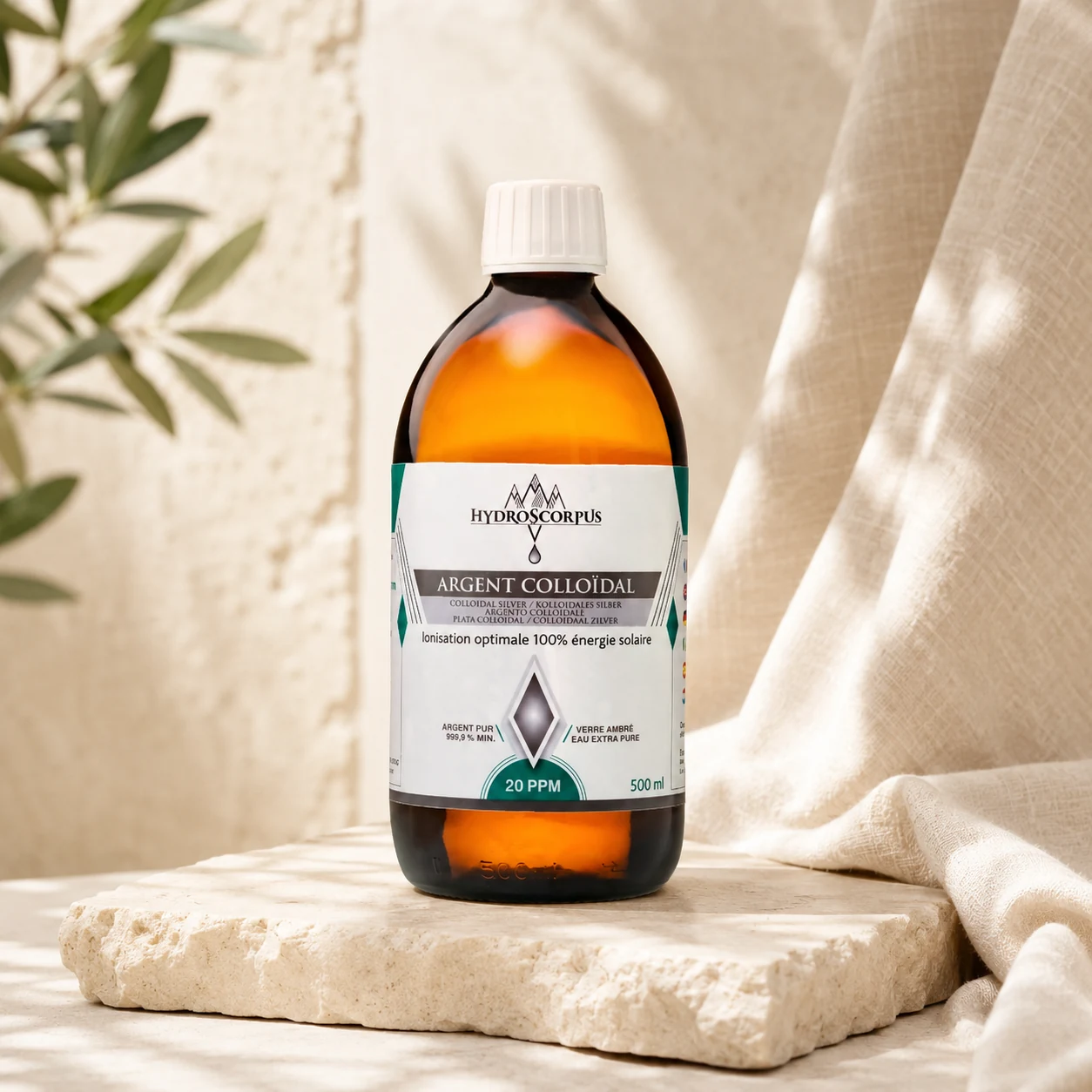 Bouteille d’argent colloïdal Hydroscorpus 20 PPM de 500 ml sur socle minéral dans une ambiance beige naturelle.