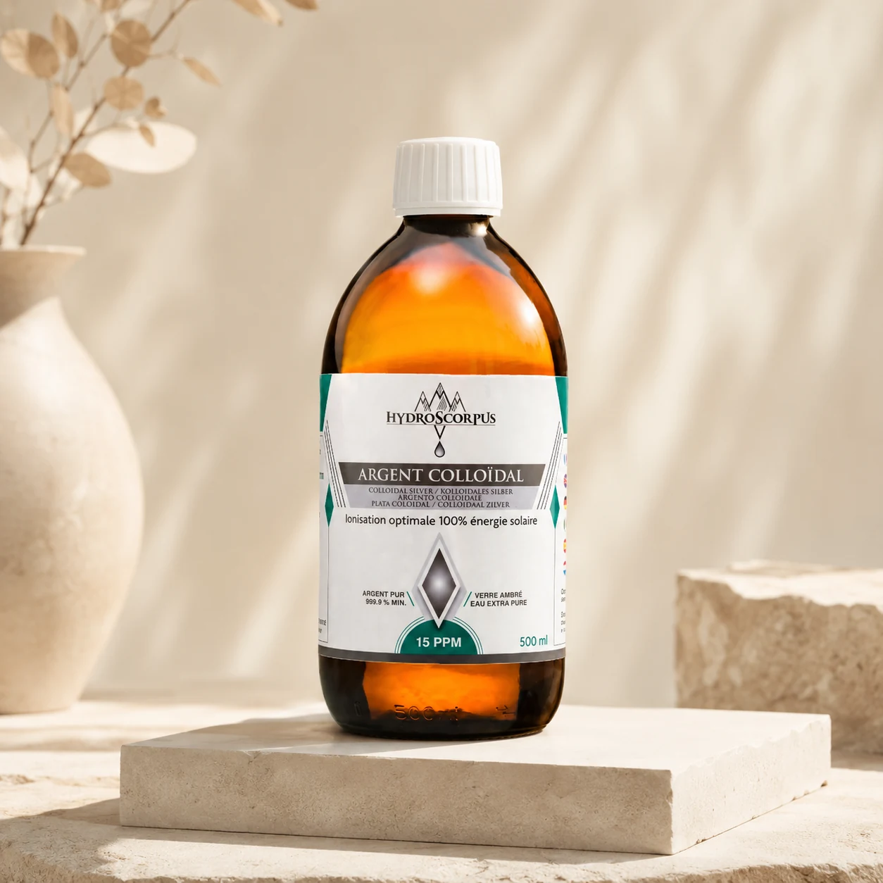 Bouteille d’argent colloïdal Hydroscorpus 15 PPM en verre ambré de 500 ml présentée dans une ambiance minérale claire.