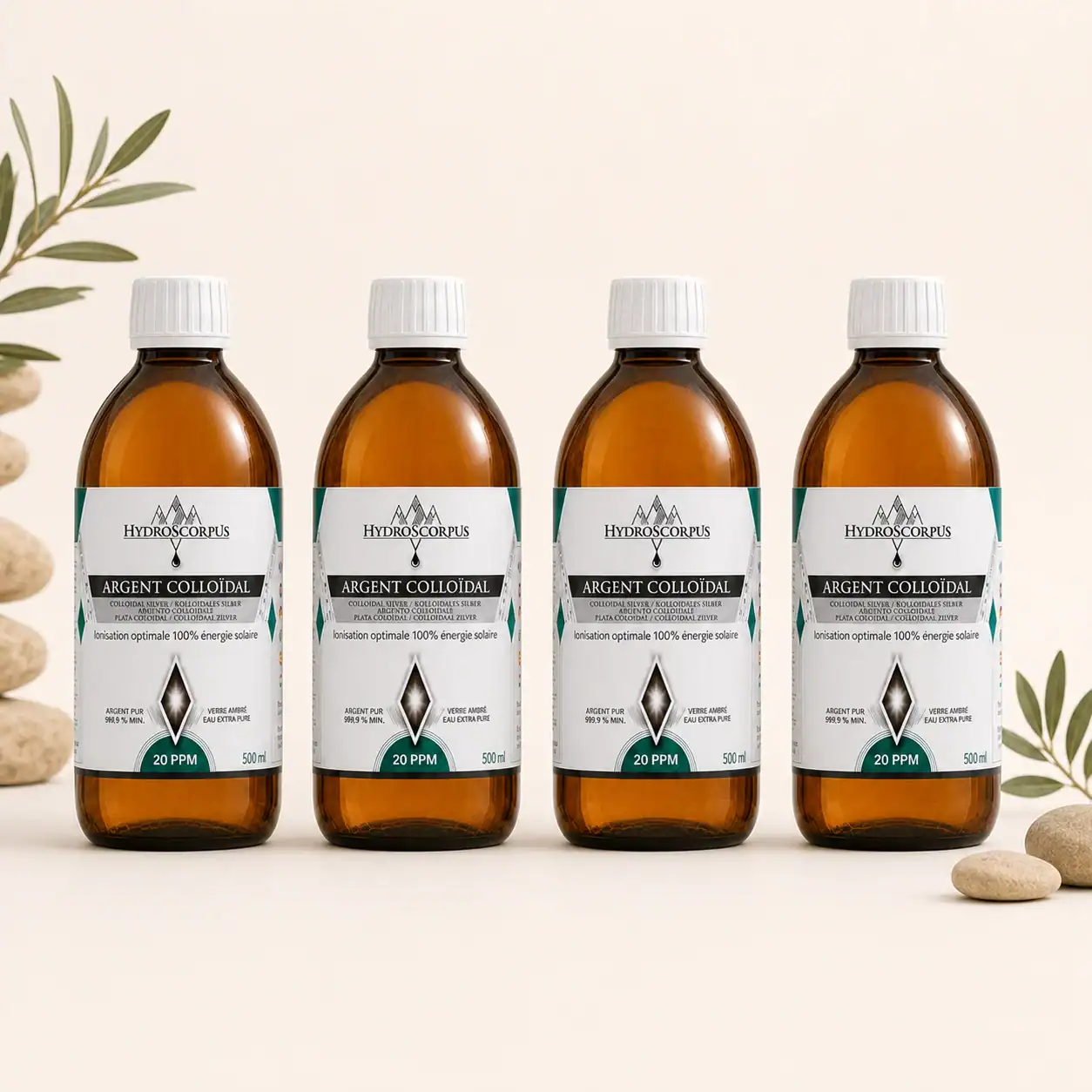 Lot de 4 bouteilles d’argent colloïdal Hydroscorpus 20 PPM en verre ambré 500 ml sur fond clair.