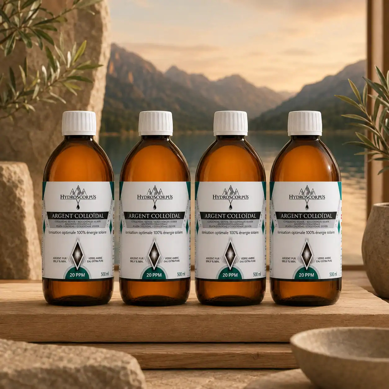 Lot de 4 bouteilles d’argent colloïdal Hydroscorpus 20 PPM en verre ambré 500 ml avec ambiance montagne et lac.