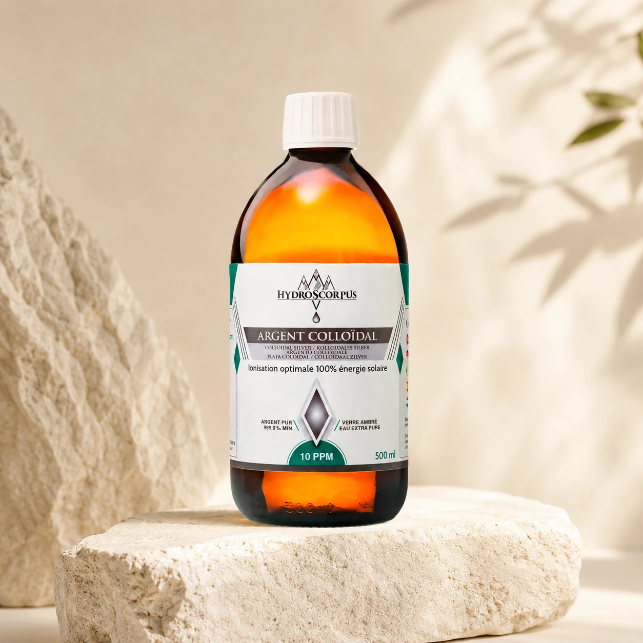 Bouteille d’argent colloïdal Hydroscorpus 10 PPM en verre ambré de 500 ml présentée dans une ambiance minérale claire.
